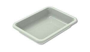 Ceci est un plateau rectangulaire Evolve avec une surface lisse et brillante et des coins arrondis. Le plateau présente des côtés droits, légèrement effilés, qui mènent à un fond plat et encastré. Le rebord est large, légèrement surélevé, et comporte des indentations arrondies aux coins, offrant un détail structurel et une apparence équilibrée. Le design est épuré et sans ornements, sans embossage ni marquage visible. La couleur gris clair, caractéristique de la gamme Evolve, confère au plateau une esthétique moderne et neutre.